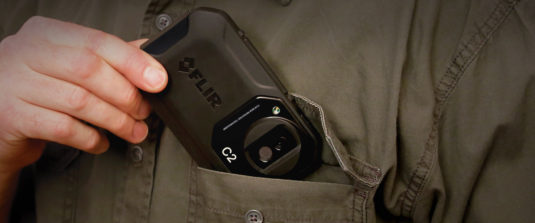 vue dans une poche de la caméra thermique ultra compacte et pas cher flir c2