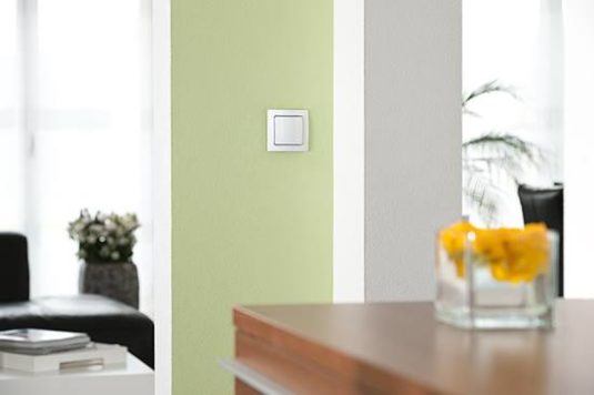 Interrupteur intelligent Devolo Wall Switch - application dans un salon