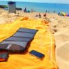 Panneau solaire Xtorm SolarBooster 24 capable de recharger à la plage deux appareils mobile en même temps