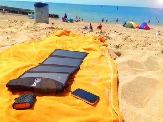 Panneau solaire Xtorm SolarBooster 24 capable de recharger à la plage deux appareils mobile en même temps